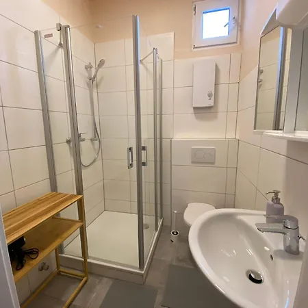Sleeps 3 With Parking And Garden *
